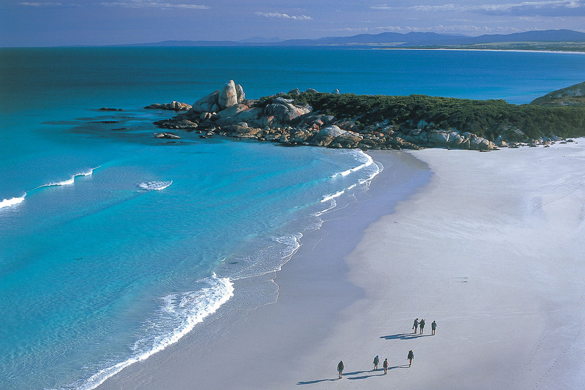 bay-of-fires-lodge-walk-tasmania-beach